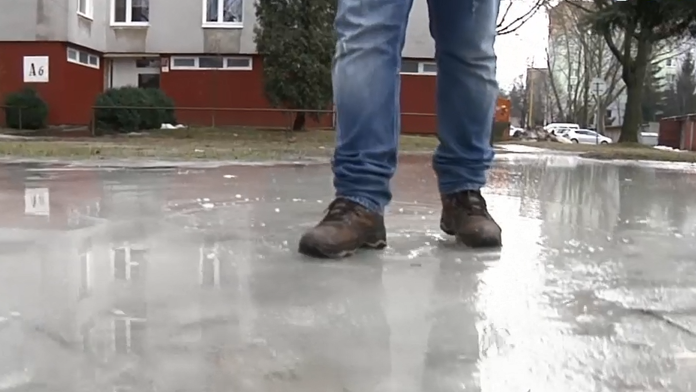 Obrovská mláka pred bytovkou