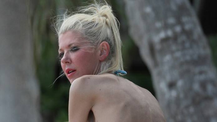 Tara Reid na pláži v Mexiku