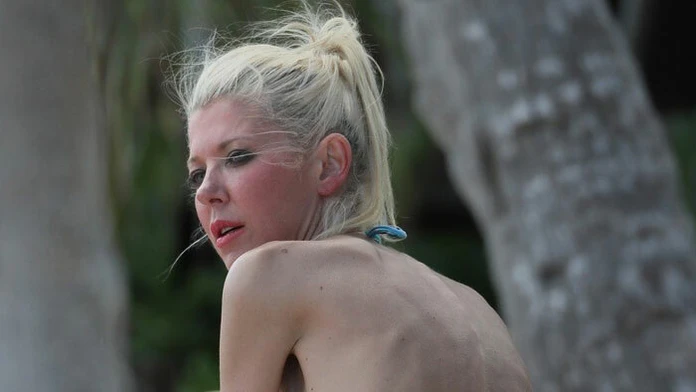 Tara Reid na pláži v Mexiku