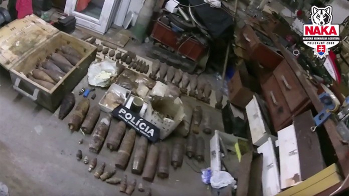 Zaistené zbrane pri domovej prehliadke v dome v okrese Nové Zámky.