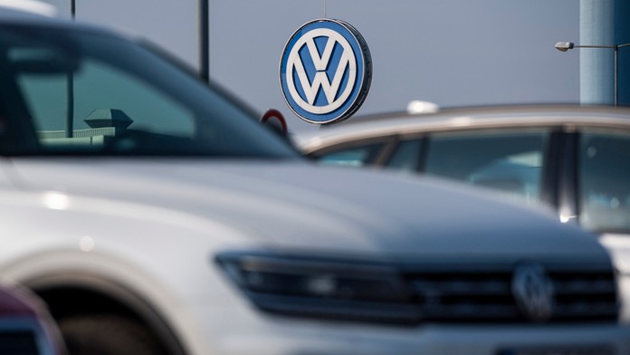Logo nemeckej automobilky Volkswagen na budove závodu v Devínskej Novej Vsi.