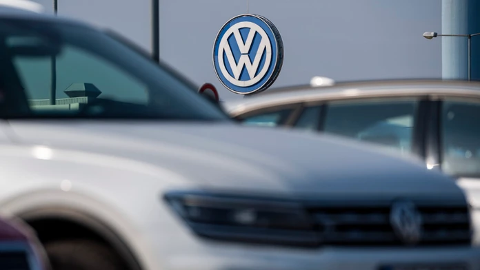 Logo nemeckej automobilky Volkswagen na budove závodu v Devínskej Novej Vsi.