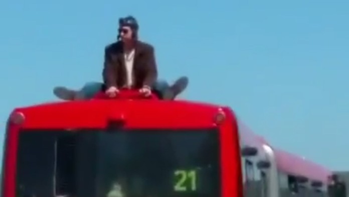 Šialenec na streche autobusu č.21