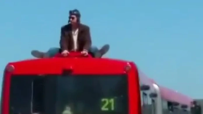 Šialenec na streche autobusu č.21