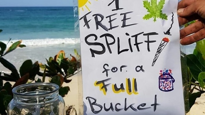 Brankár Trnavy Dobrivoj Rusov oslavuje postup do 2. kola Európskej ligy.