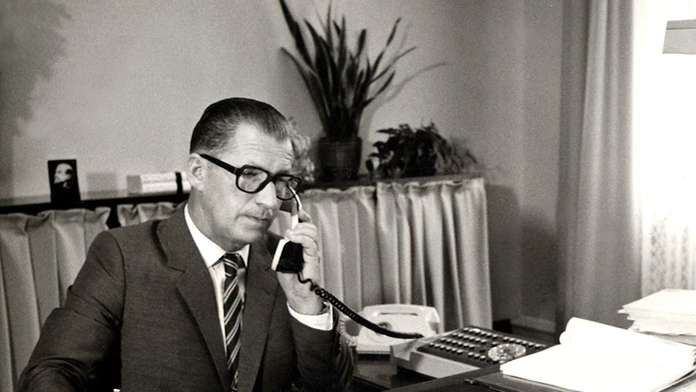 Na archívnej snímke z októbra 1984 je predseda vlády ČSSR Lubomír Štrougal vo svojej pracovni v Prahe.