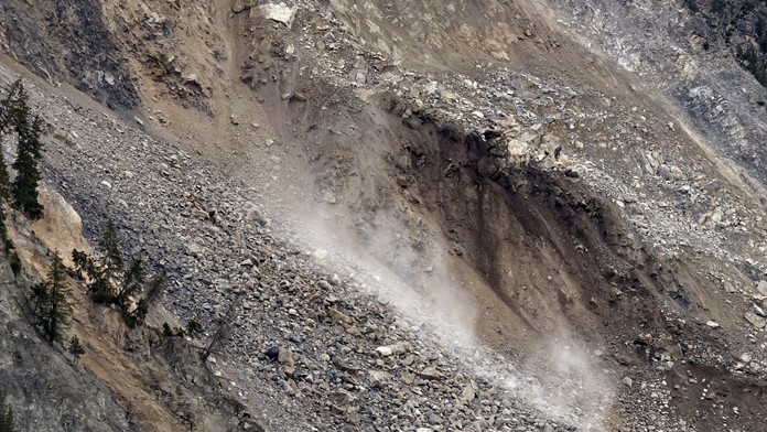 Zosunutá masa skál sa zastavila tesne pred evakuovanou obcou Brienz/Brinzauls.