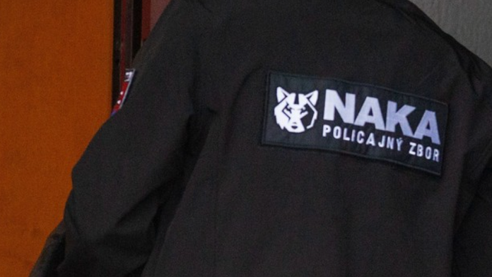 Zadržaným v prípade bombovej hrozby na protestoch má byť 69-ročný dôchodca