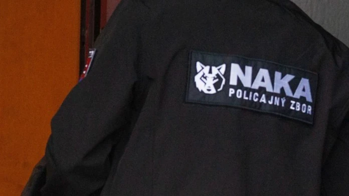 Zadržaným v prípade bombovej hrozby na protestoch má byť 69-ročný dôchodca