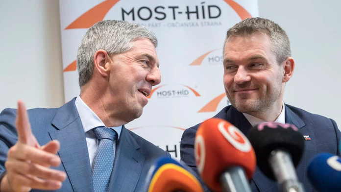 Dezignovaný premiér Peter Pellegrini a predseda strany Most-Híd Béla Bugár. 