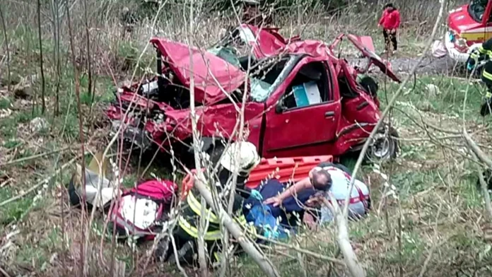 Auto je úplne zdemolované.