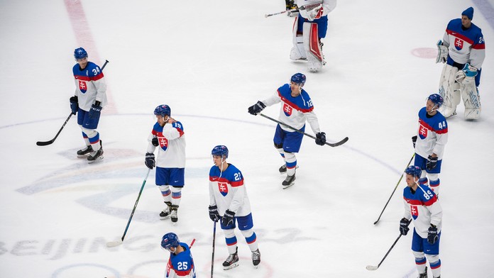 Slovenskí hokejisti odchádzajú z ľadu po s Fínskom na ZOH 2022.