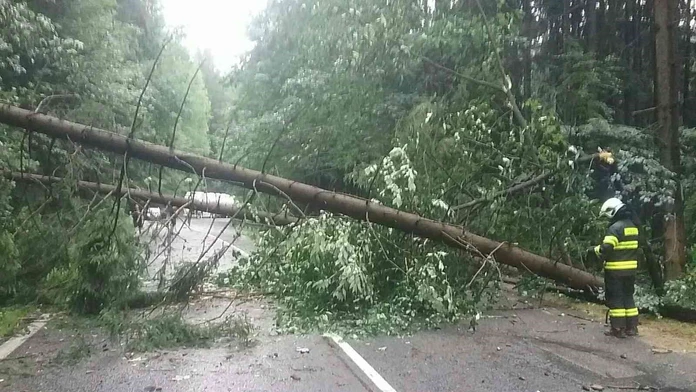 Búrky hrozia dnes podvečer v štyroch okresoch