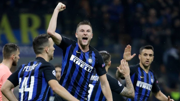 Milan Škriniar oslavuje so spoluhráčmi gól do siete Barcelony.