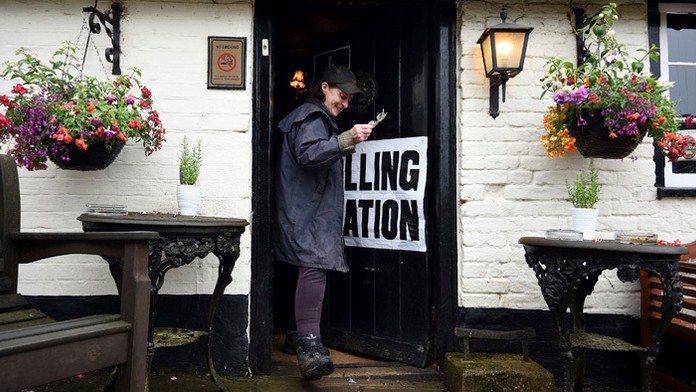 Volička odchádza z volebnej miestnosti , ktorá sa nachádza "v pube bez mena" v Londýne.