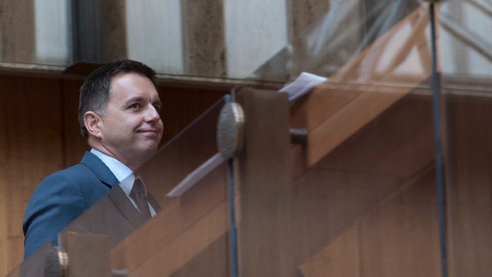 Šťastná nevesta hádže kyticu.