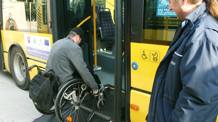 Telesne postihnutí muž nastupuje do autobusu MHD