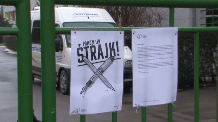 Vchod do jednej škôl v Handlovej.