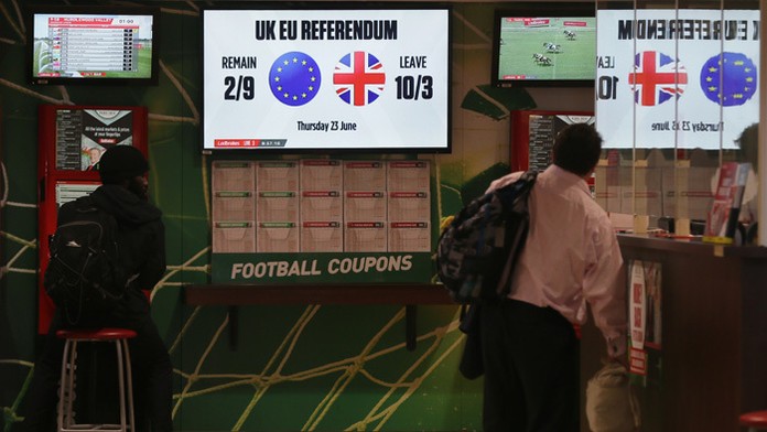 Kurzy výsledku referenda o členstve Británie v EÚ v jednej zo stávkových kancelárií v Londýne.