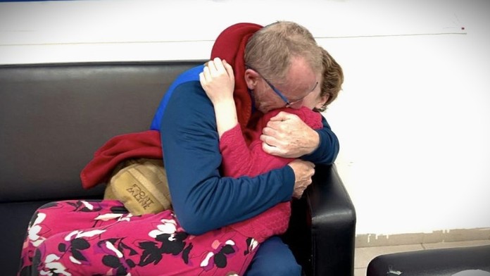 Myslel si, že jeho dcéra zomrela. Deväťročná Emily sa však objavila medzi prepustenými rukojemníkmi