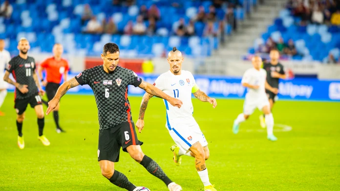 Dejan Lovren (Chorvátsko) a Marek Hamšík (Slovensko) počas zápasu H-skupiny kvalifikácie Majstrovstiev sveta 2022 Slovensko - Ch