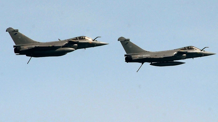 Dráma v oblakoch: Nad Francúzskom sa zrazili dve stíhačky Rafale, posádka jednej z nich je nezvestná