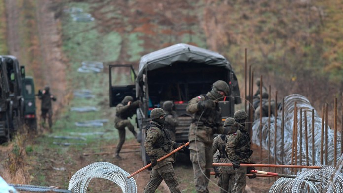 Poľskí vojaci budujú pri hraniciach Poľska s Kaliningradom bariéru z ostnatého drôtu