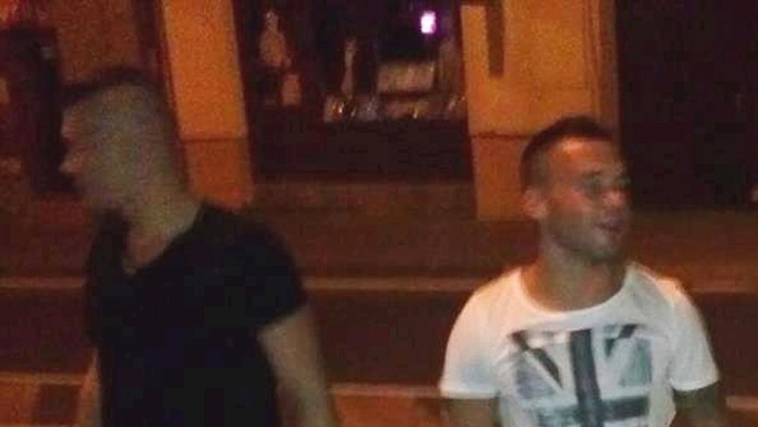 Nitrianski gauneri, ktorí bijú dievčatá.