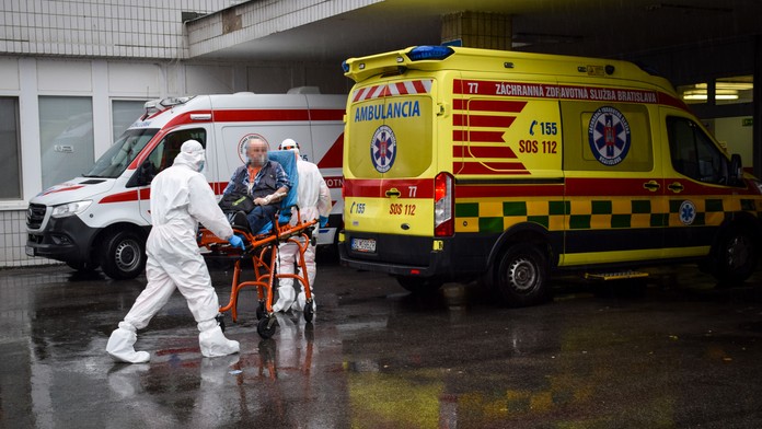 Pacienta s covidom privážajú do nemocnice v Ružinove.