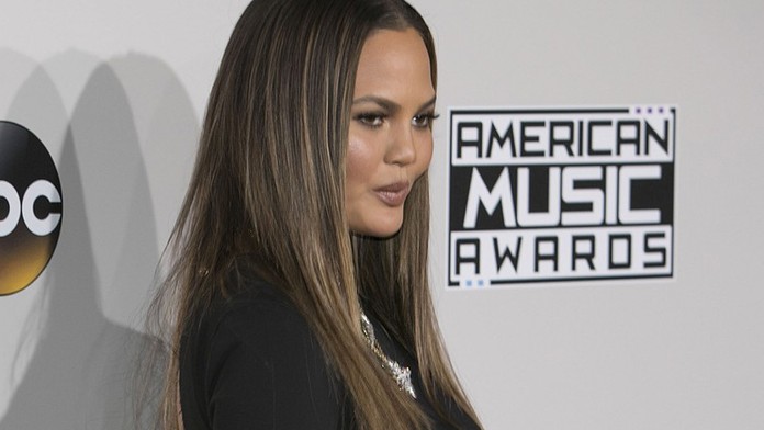 Slávna modelka pobúrila. Na červenom koberci ukázala intímne partie