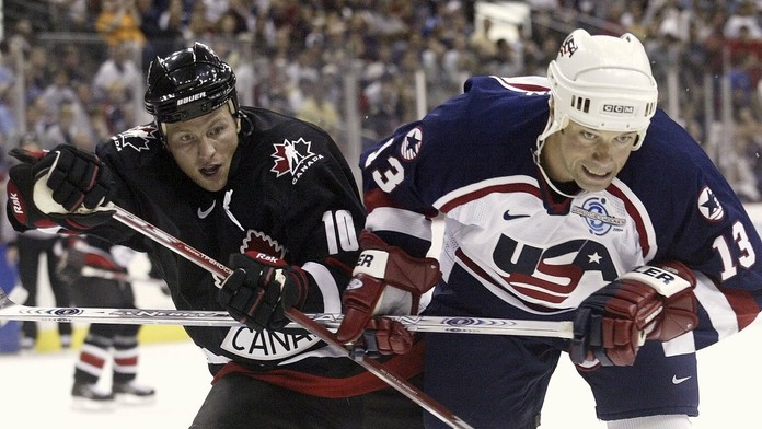 Bill Guerin (vpravo) z tímu USA a Brenden Morrow z tímu Kanady (archívna snímka, rok 2004)