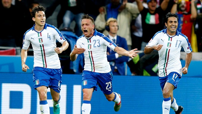 Emanuele Giaccherini (v strede) oslavuje so spoluhráčmi Matteom Darmianom (vľavo) a Ederom úvodný gól do bránky Belgicka.