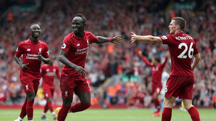 Sadio Mané (druhý zľava) oslavuje gól so spoluhráčmi z Liverpoolu v sieti West Hamu v dueli PL.