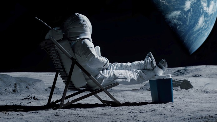 Astronaut na Mesiaci užívajúci si výhľad sa Zem/ ilustračná fotografia