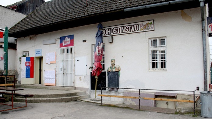 Pohľad na volebnú miestnosť, ktorá je súčasťou pohostinstva v Solke, časti Nitrianskeho Pravna.