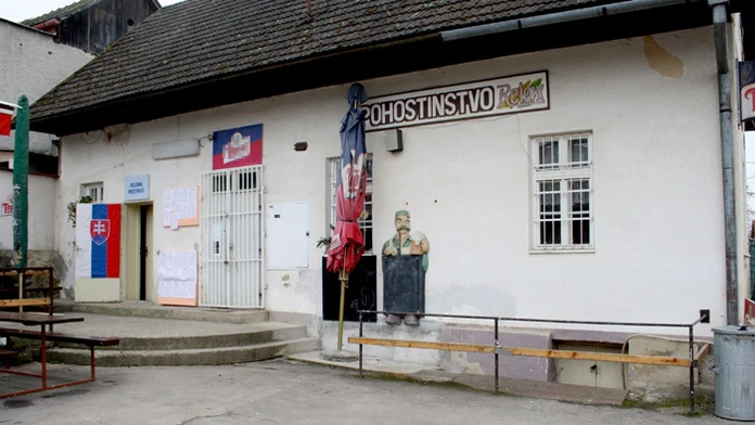 Pohľad na volebnú miestnosť, ktorá je súčasťou pohostinstva v Solke, časti Nitrianskeho Pravna.