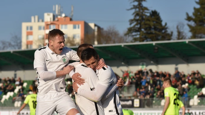 Hráči MFK Skalica sa radujú z gólu v dueli Slovnaft Cupu proti MŠK Žilina.