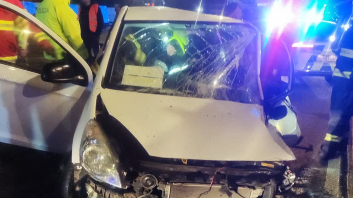 Zničené auto po náraze do stĺpa.