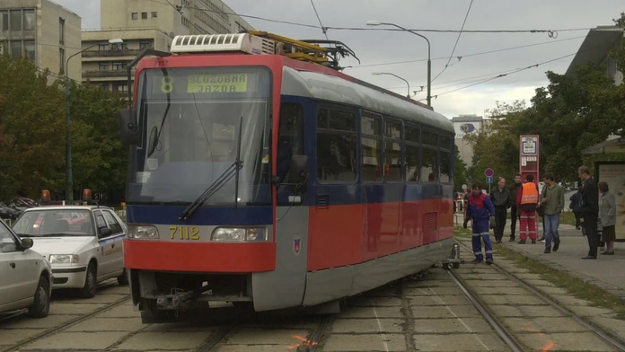 Vykoľajená električka v Bratislave.jpg