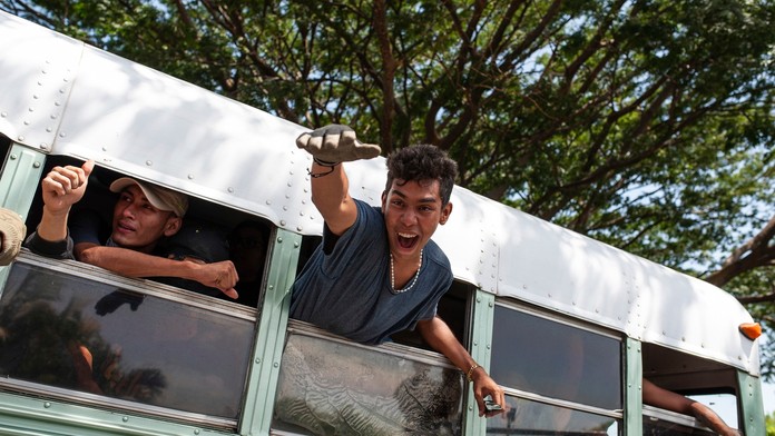 Študenti oslobodení z kostola po násilnej noci.