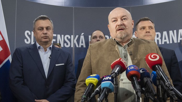 SNS sa postavila Hlasu. Týka sa to dôchodkov