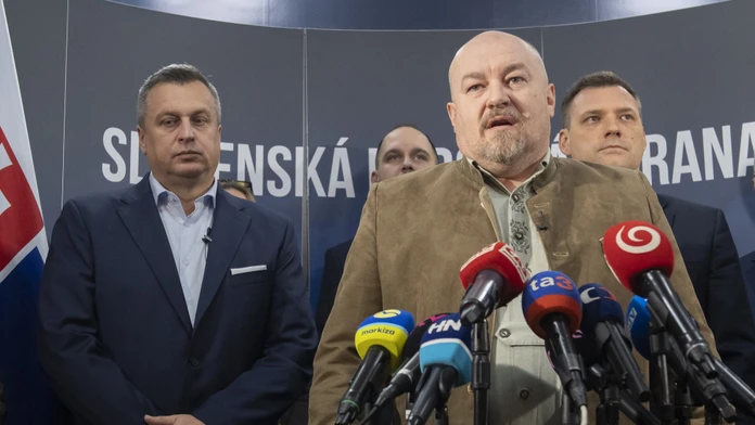 SNS sa postavila Hlasu. Týka sa to dôchodkov