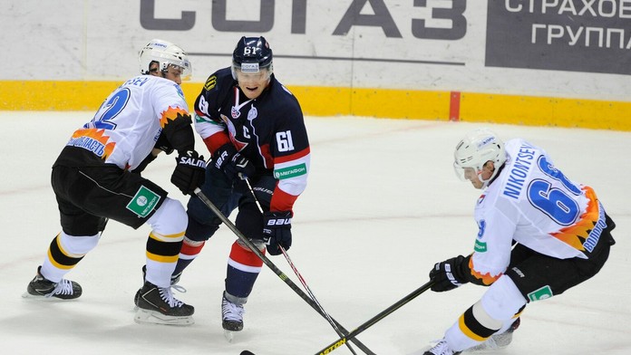 Zachar Arzamascev (Čerepovec), Milan Bartovič (Slovan) a Anatolij Nikoncev (Čerepovec) v stretnutí KHL HC Slovan Bratislava - Se