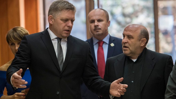 Premiér Robert Fico a riaditeľ kancelárie predsedu vlády Roman Šipoš na archívnej snímke.