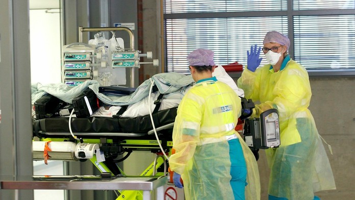 Holandskí záchranári privážajú pacienta s ochorením COVID-19 z Rotterdamu do nemocnice v nemeckom Bochume.