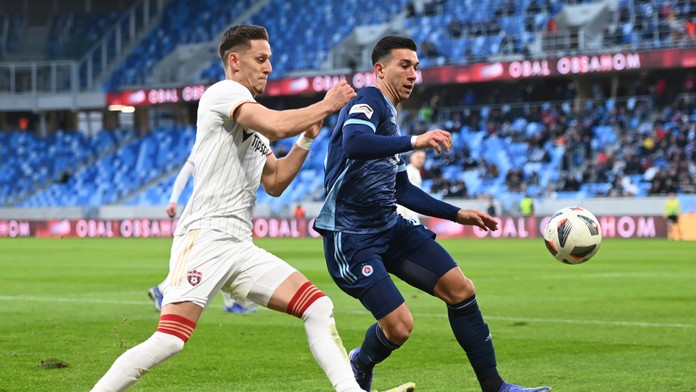Hráč Trnavy Alex Iván a hráč Slovana Vernon de Marco.