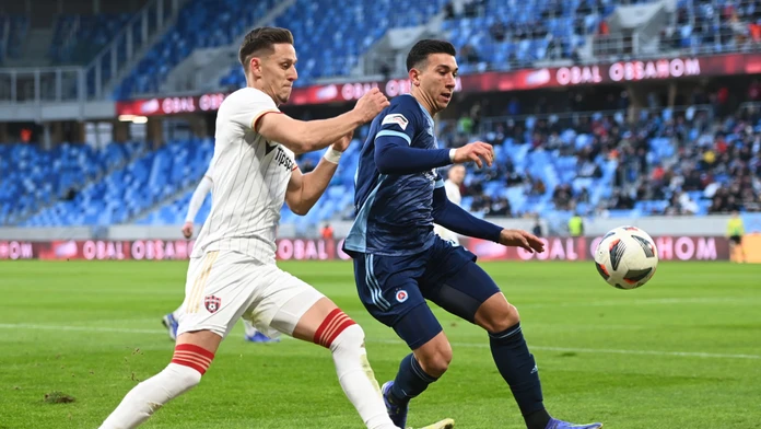 Hráč Trnavy Alex Iván a hráč Slovana Vernon de Marco.