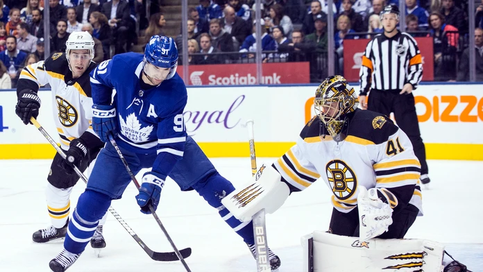 Na snímke hráč Toronta John Tavares (vľavo) pre slovenským brankárom Bostonu Jaroslavom Halákom.