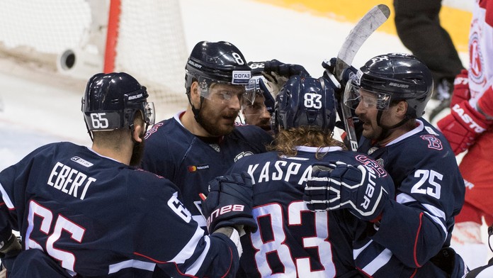 Radosť hráčov Slovana po góle v dueli KHL proti Viťazu Podoľsk.
