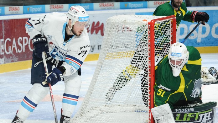 Marek Tvrdoň z Nitry (vľavo) a brankár Žiliny Tomáš Tomek.